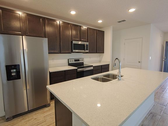 3rd image of 423 Taft Dr