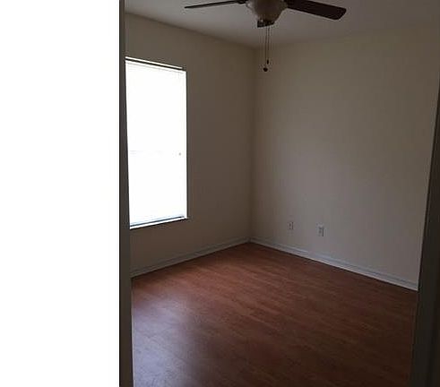 5th image of 825 Woodridge Cir