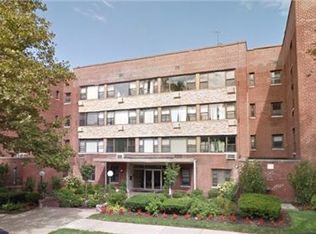 15 Hillpark Ave, Great Neck, NY 11021