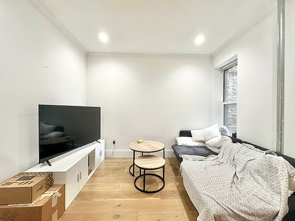 5th image of 342 E 85th St APT 9