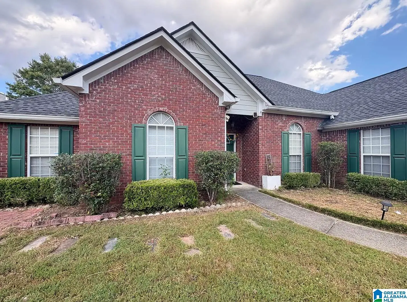 4 bed, 2.0 bath, 1893 sqft, $2,395 — Photo 2