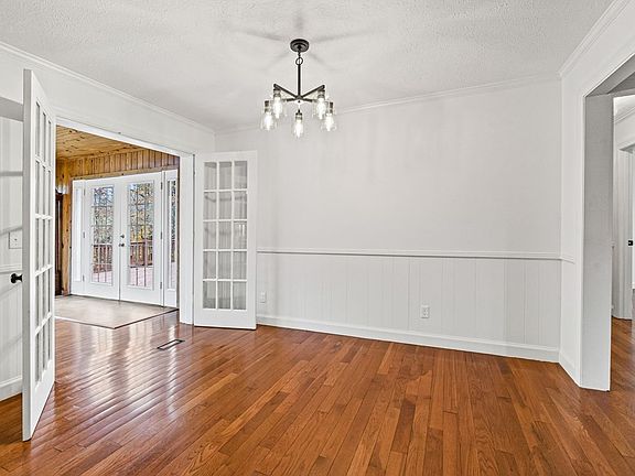 3rd image of 279 Linnaeus Ave