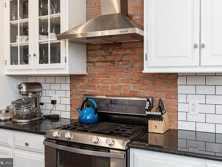 240 E Walnut St — Photo 10