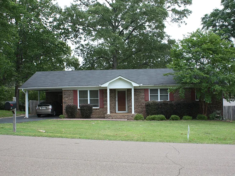 2207 Scott St — Photo 1