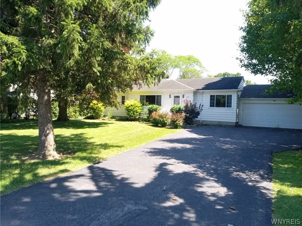 1136 Escarpment Dr, Lewiston, NY 14092