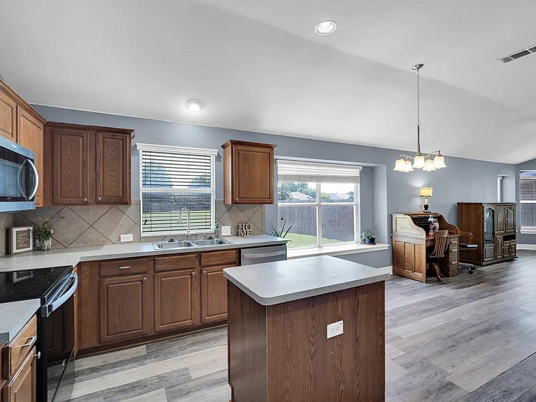 6516 Fairglen Dr — Photo 11