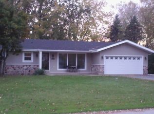 6251 S Baas Dr, New Berlin, WI 53146