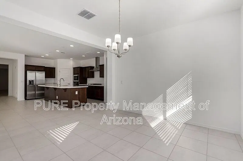 4 bed, 3.0 bath, 2352 sqft, $2,495 — Photo 3
