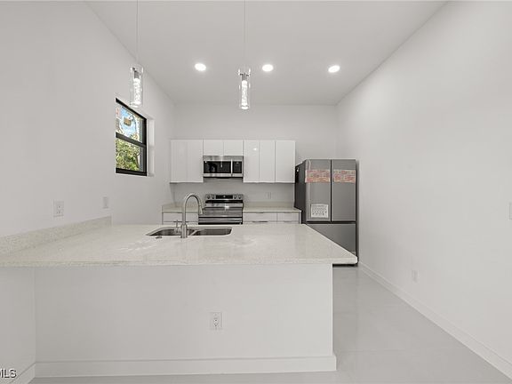5th image of 447 Redwing St