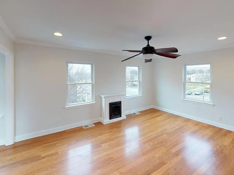 302 19th St NE — Photo 3