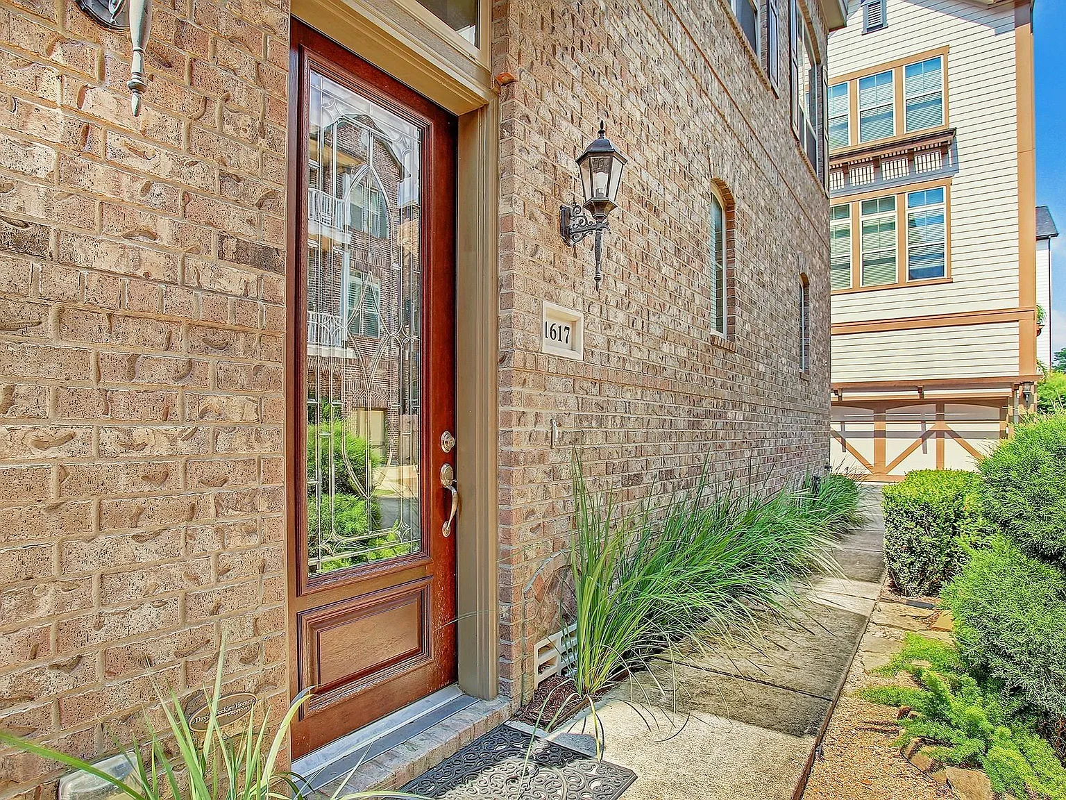 3 bed, 3.5 bath, 2409 sqft, $3,500 — Photo 2