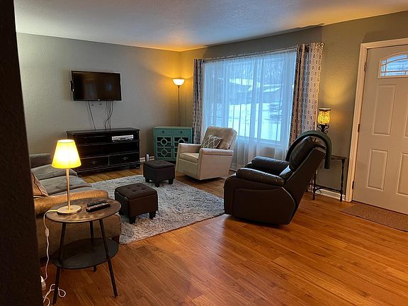 3rd image of 900 Woodfern Dr
