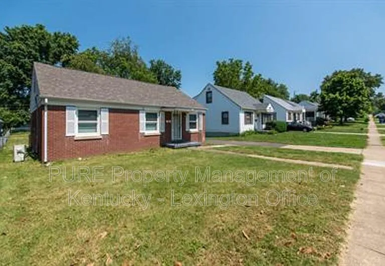 817 Marcellus Dr — Photo 2