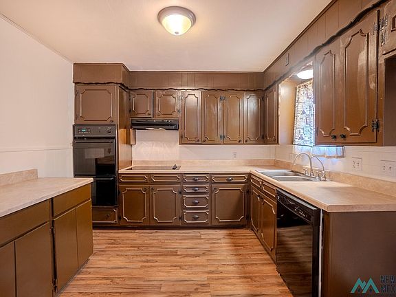 5th image of 129 E Plaza Dr