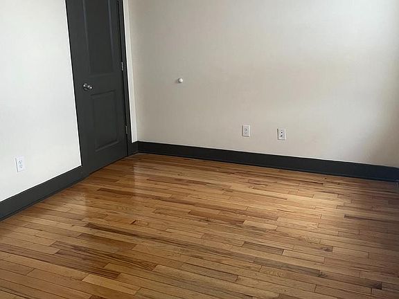 3rd image of 1905 W Diamond St