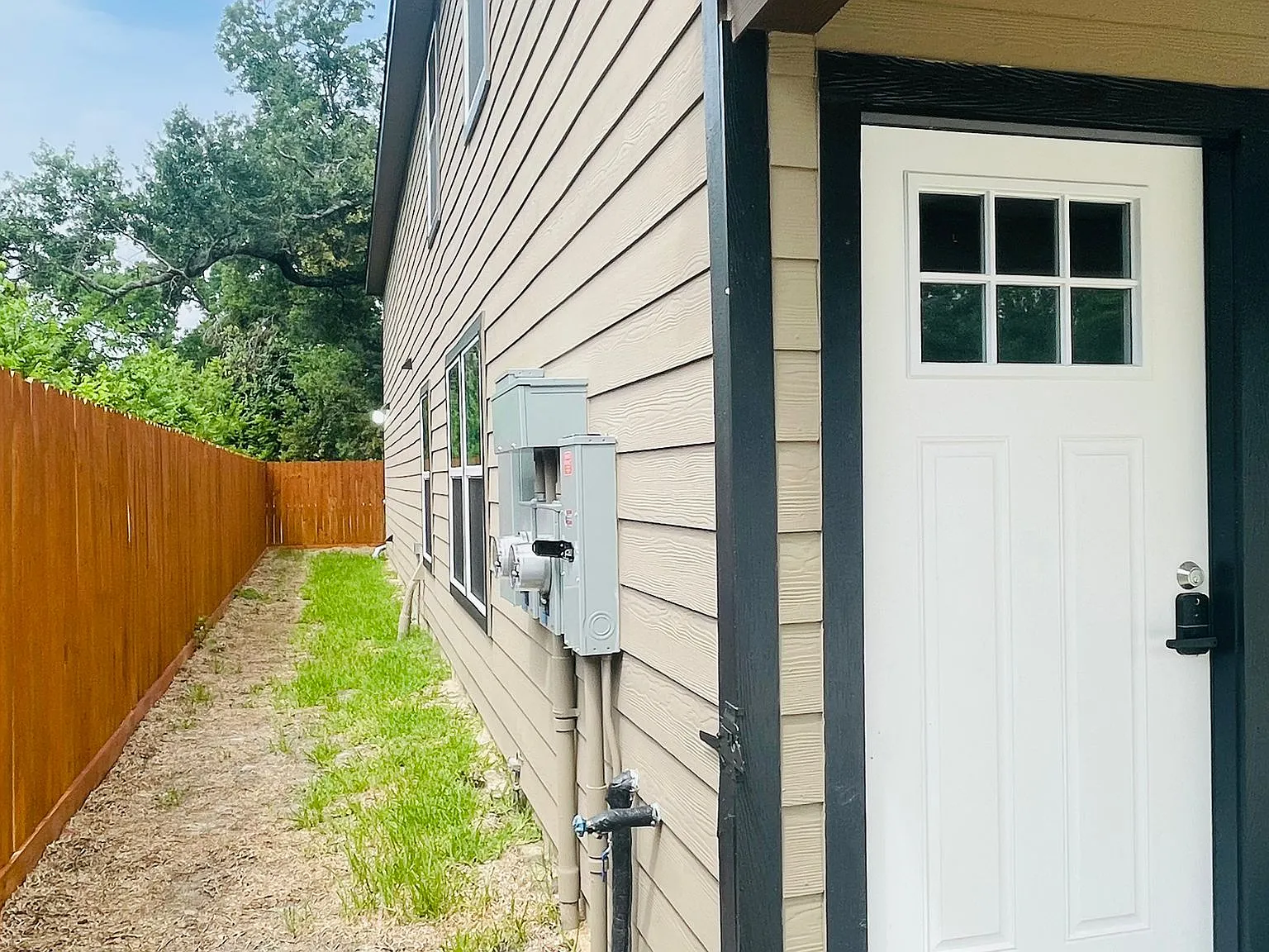 3 bed, 2.5 bath, 1150 sqft, $1,695 — Photo 2