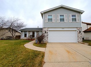 1203 Green Knolls Dr, Buffalo Grove, IL 60089