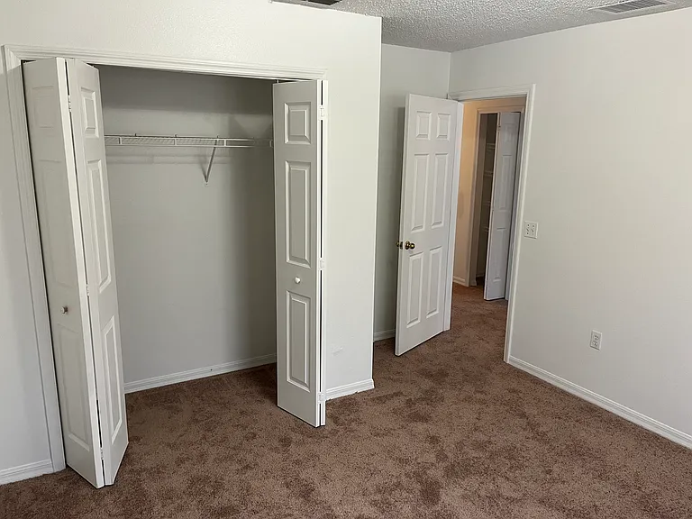 540 Brighton Ct — Photo 6