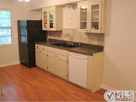 5th image of 910 Cove Ave
