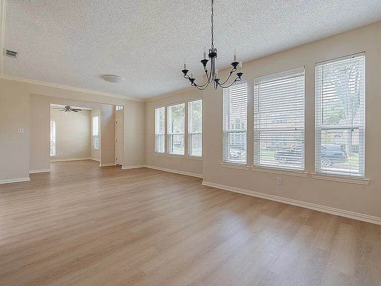 842 Cheshire Dr — Photo 16