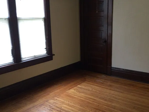 1406 W 3rd St, Waterloo, IA 50701