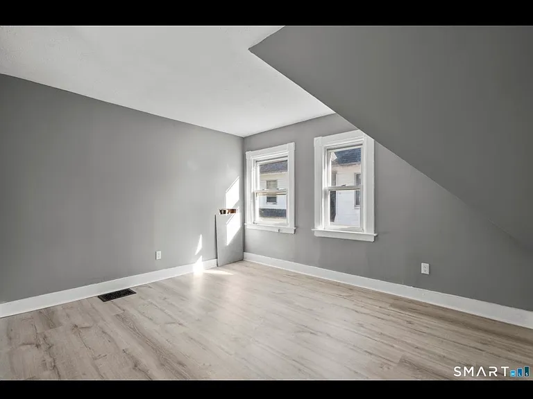 362-364 Sigourney St #3 — Photo 10