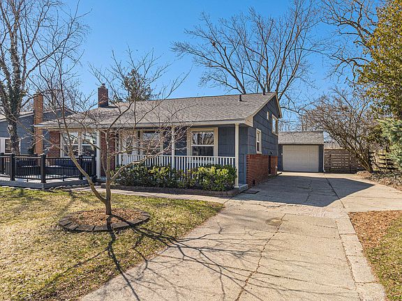 3rd image of 1621 Saunders Cres