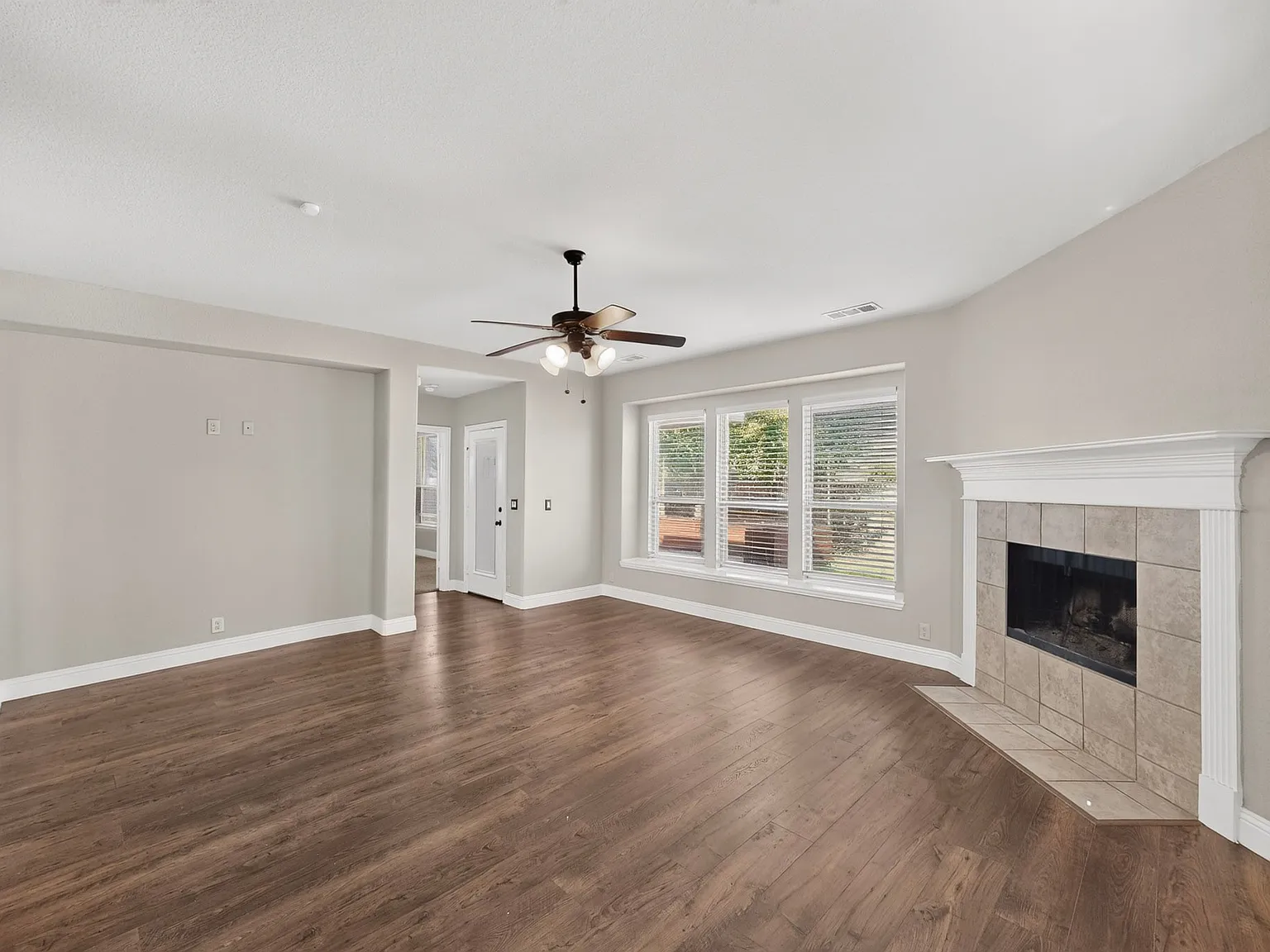 5 bed, 3307 sqft, $2,900 — Photo 4