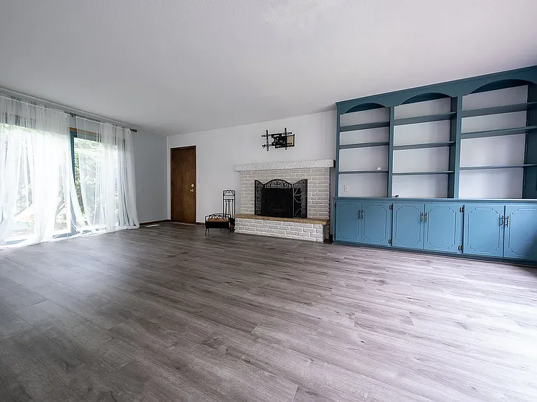 2416 Queens Dr — Photo 4