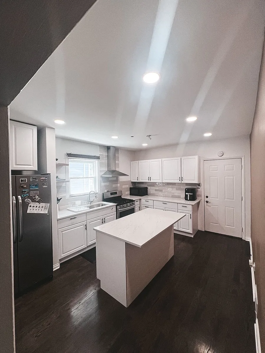 Building Photo - 5638 N Kedvale Ave #1