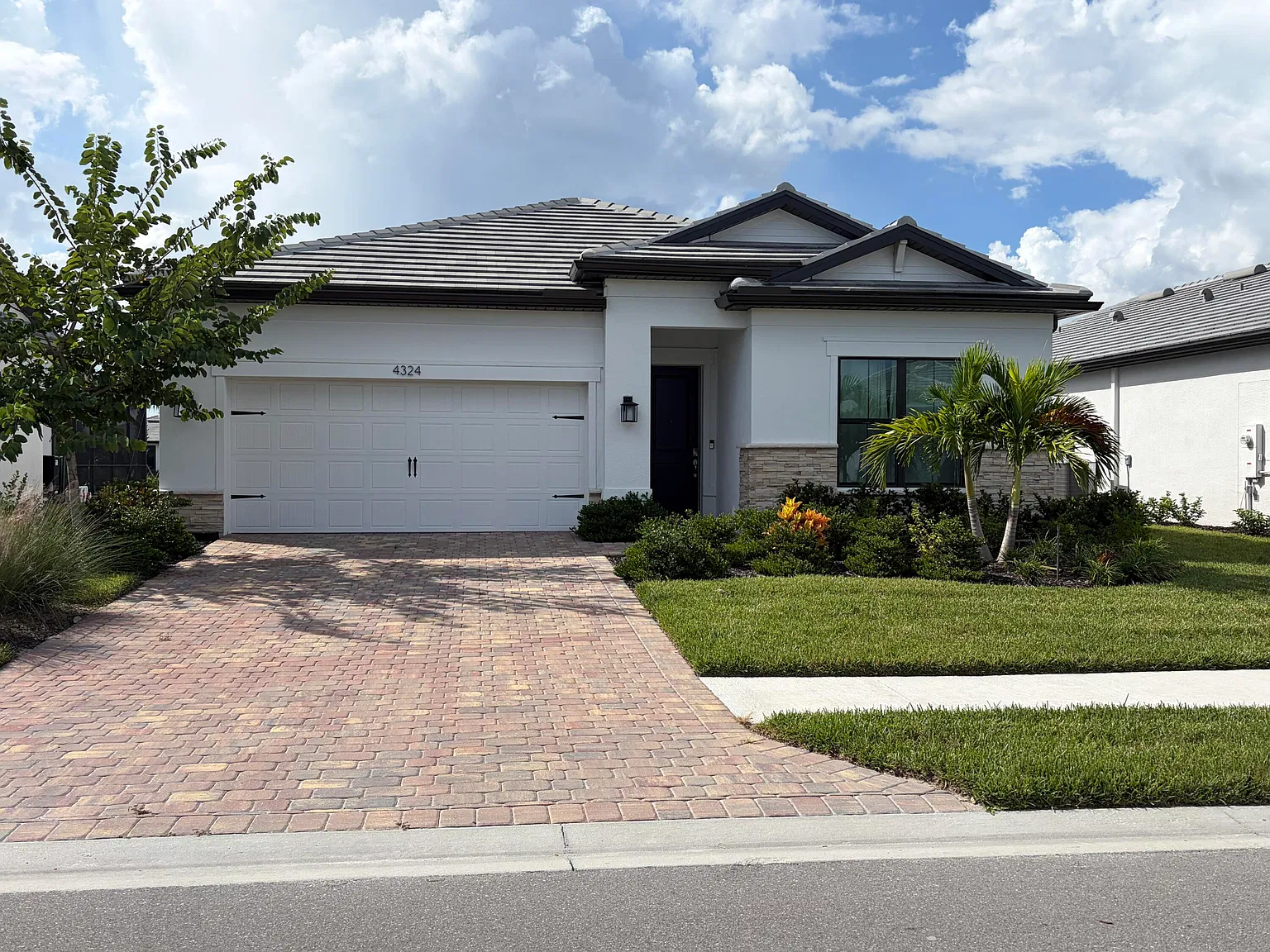 3 bed, 2.0 bath, 1662 sqft, $2,900 — Photo 2