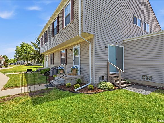 3rd image of 28245 Raleigh Crescent Dr