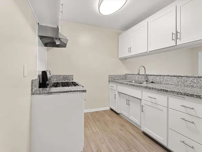 School Circle Apartments - Riverside, CA — Photo 12