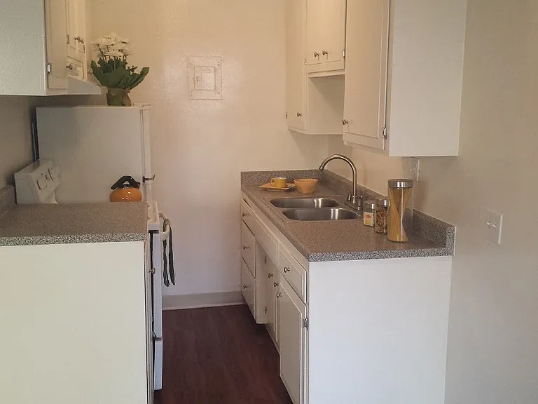 Franklin House Apartments — Photo 8