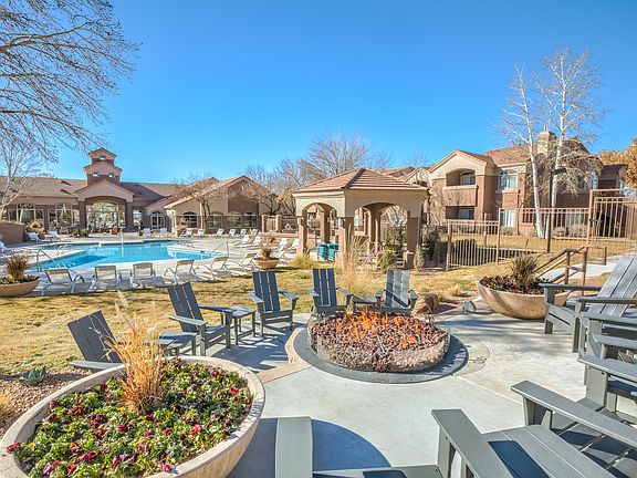 Fire pit & lounge area