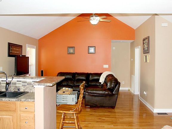 3rd image of 132 Pleasant View Dr