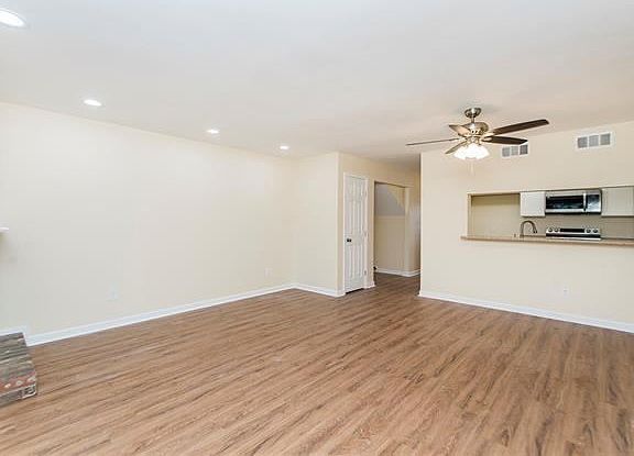 3rd image of 382 Fairway Dr APT 17
