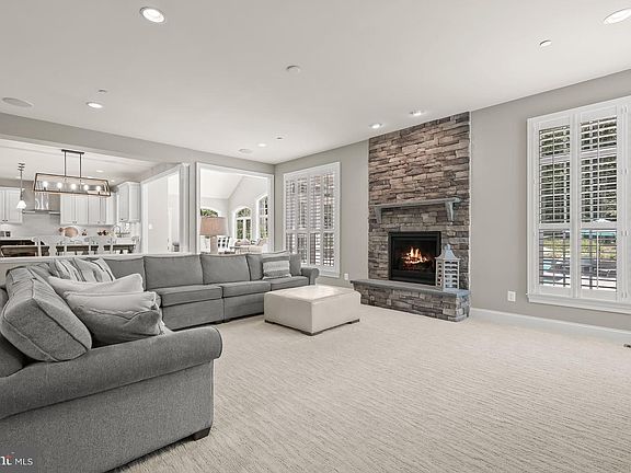 4th image of 609 Churchill Cir