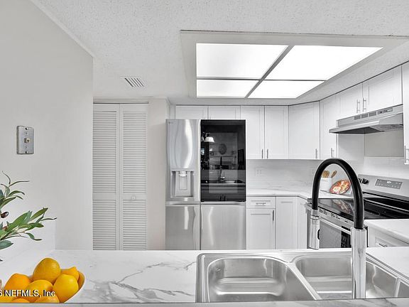 3rd image of 5605 PINEBAY Circle N