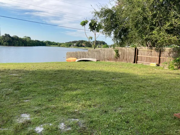 902 Canal Cir, Sebastian, FL 32958