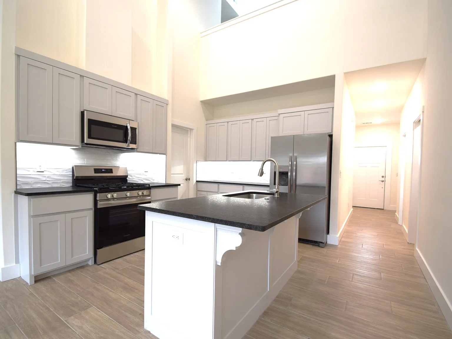 3 bed, 2.5 bath, 1601 sqft, $1,800 — Photo 4