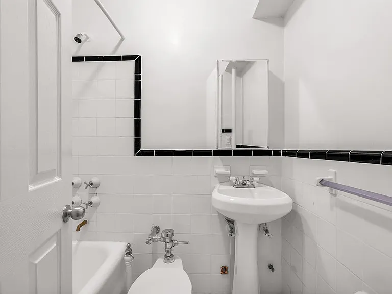 208 W 23rd St #1008 — Photo 7