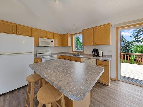 3rd image of 817 Daniel Dr