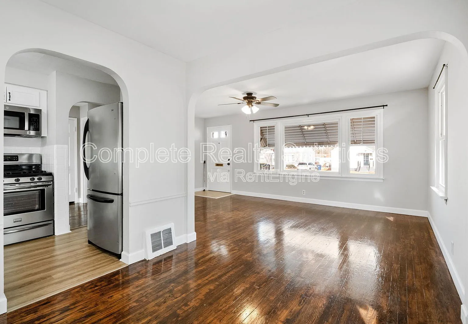 2 bed, 1.0 bath, 932 sqft, $1,195 — Photo 1