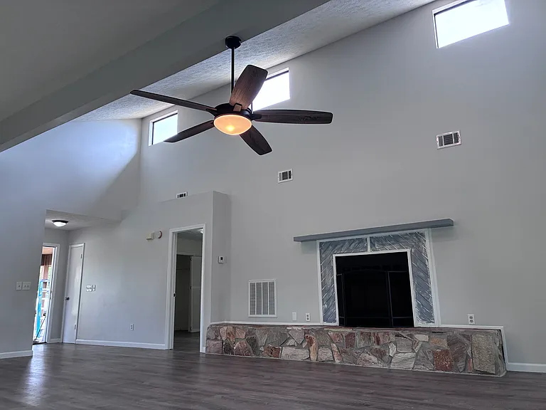 2328 Oakwood St — Photo 4
