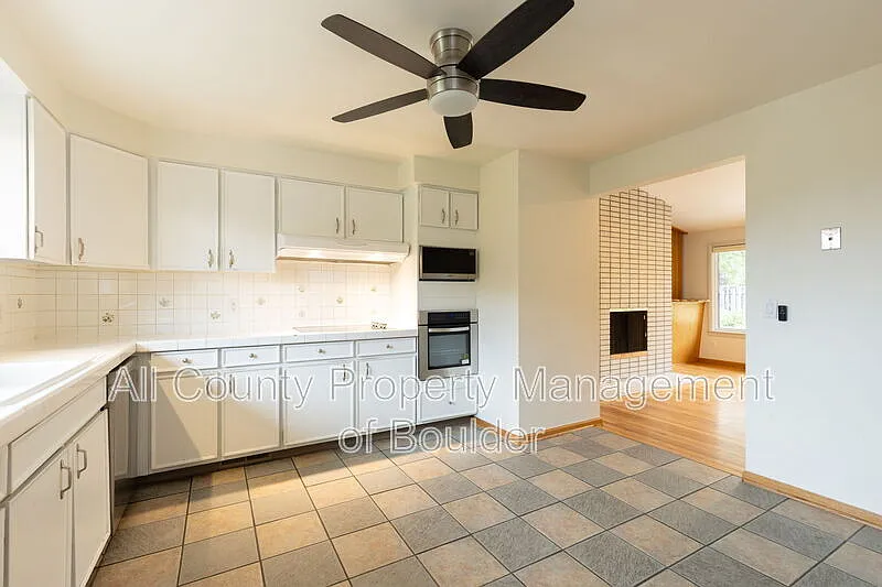 5 bed, 3.0 bath, 2812 sqft, $3,895 — Photo 2