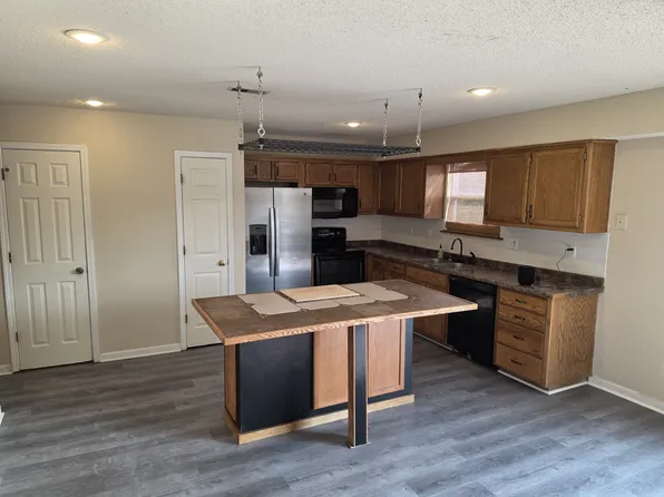 1863 Kingbird Ct, Liberty, MO 64068