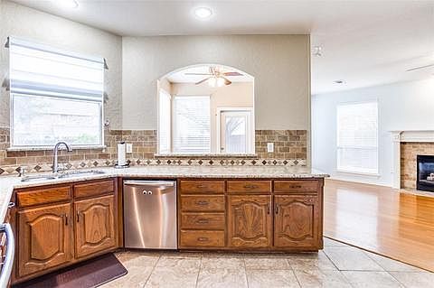 4th image of 2832 Edinburg Ln