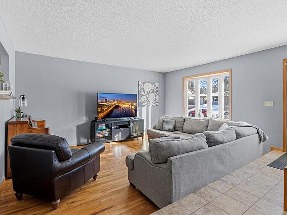 4th image of 1541 60th Ave NE