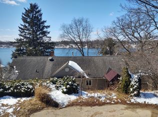 1420 Pettibone Lake Rd, Highland, MI 48356